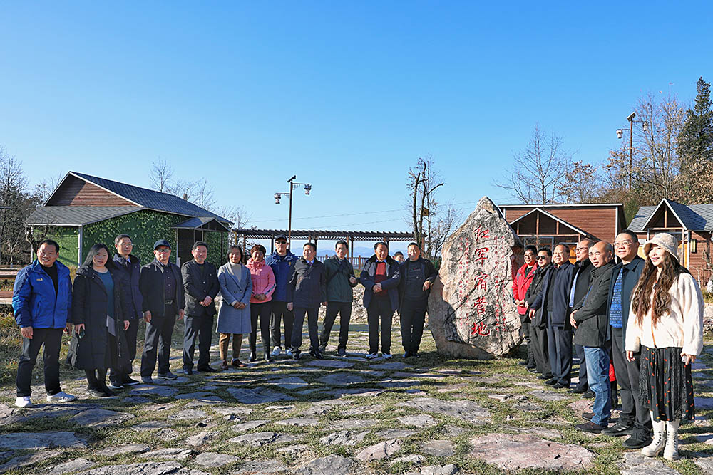 保康文学采风活动在全国文明村黄龙观举行 图片提供/保康县作家协会