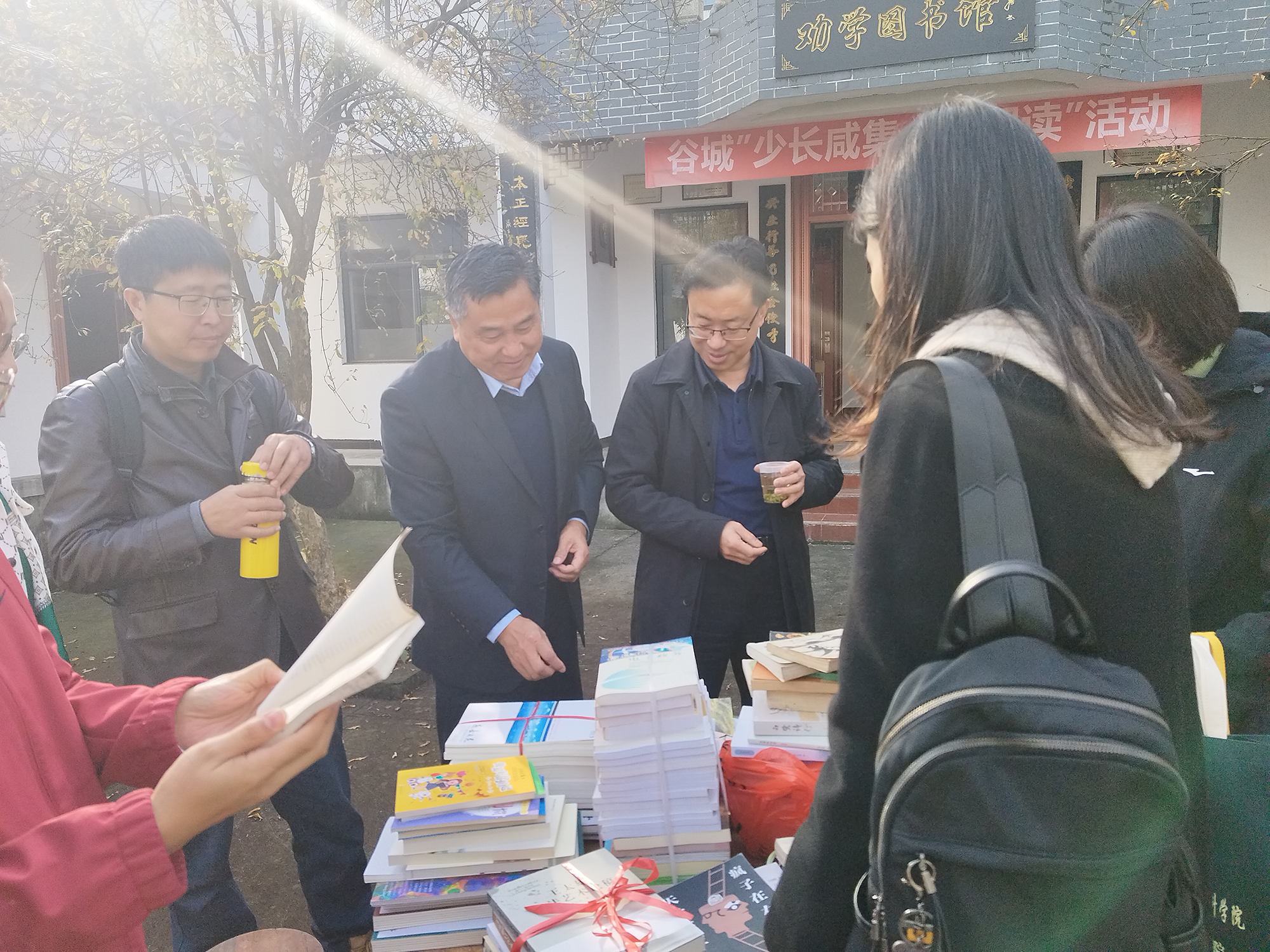 襄阳市文联到谷城县庙滩镇黄畈村农家书屋@劝学图书馆调研并开展主题党日活动