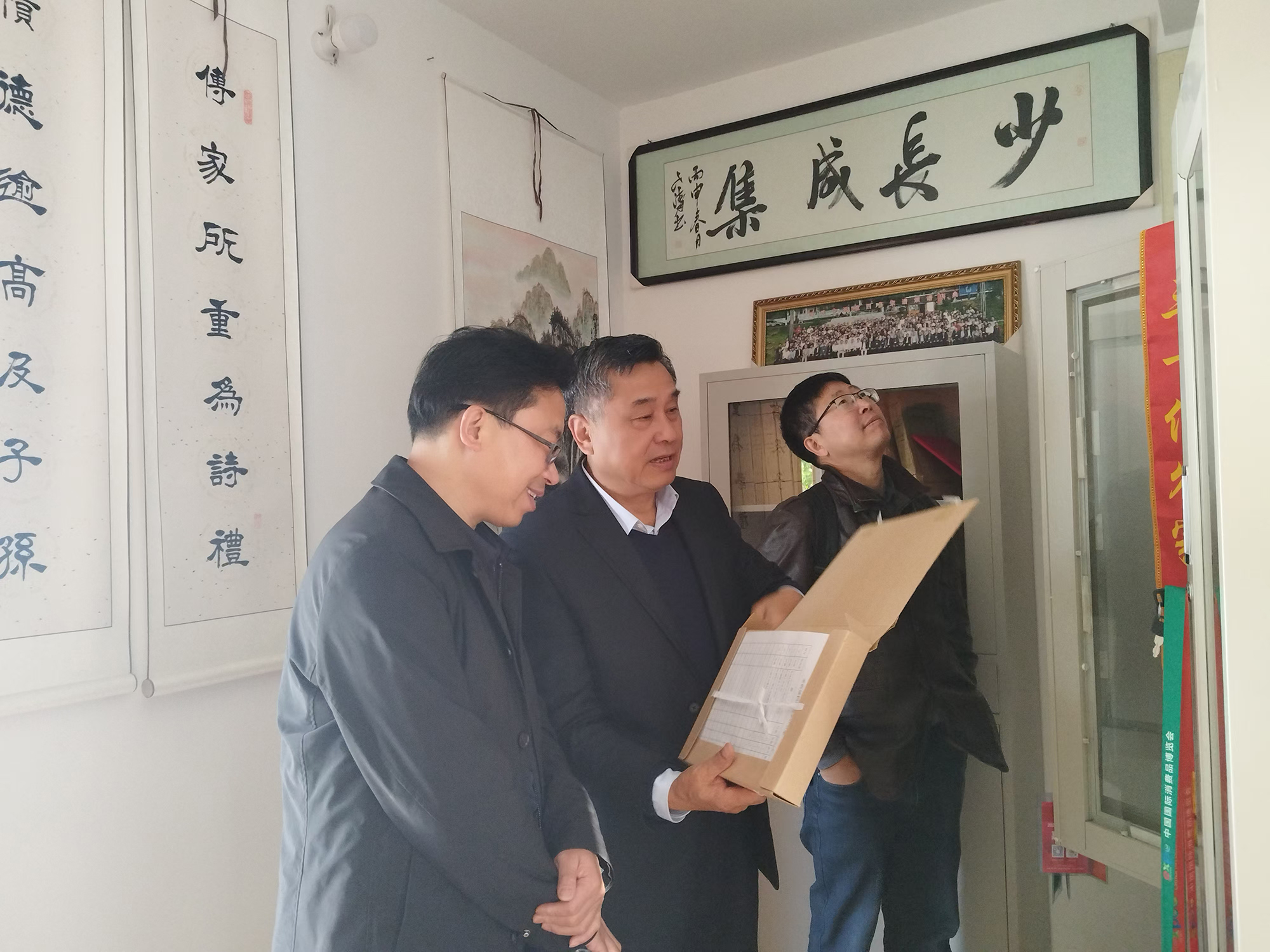 襄阳市文联到谷城县庙滩镇黄畈村农家书屋@劝学图书馆调研并开展主题党日活动