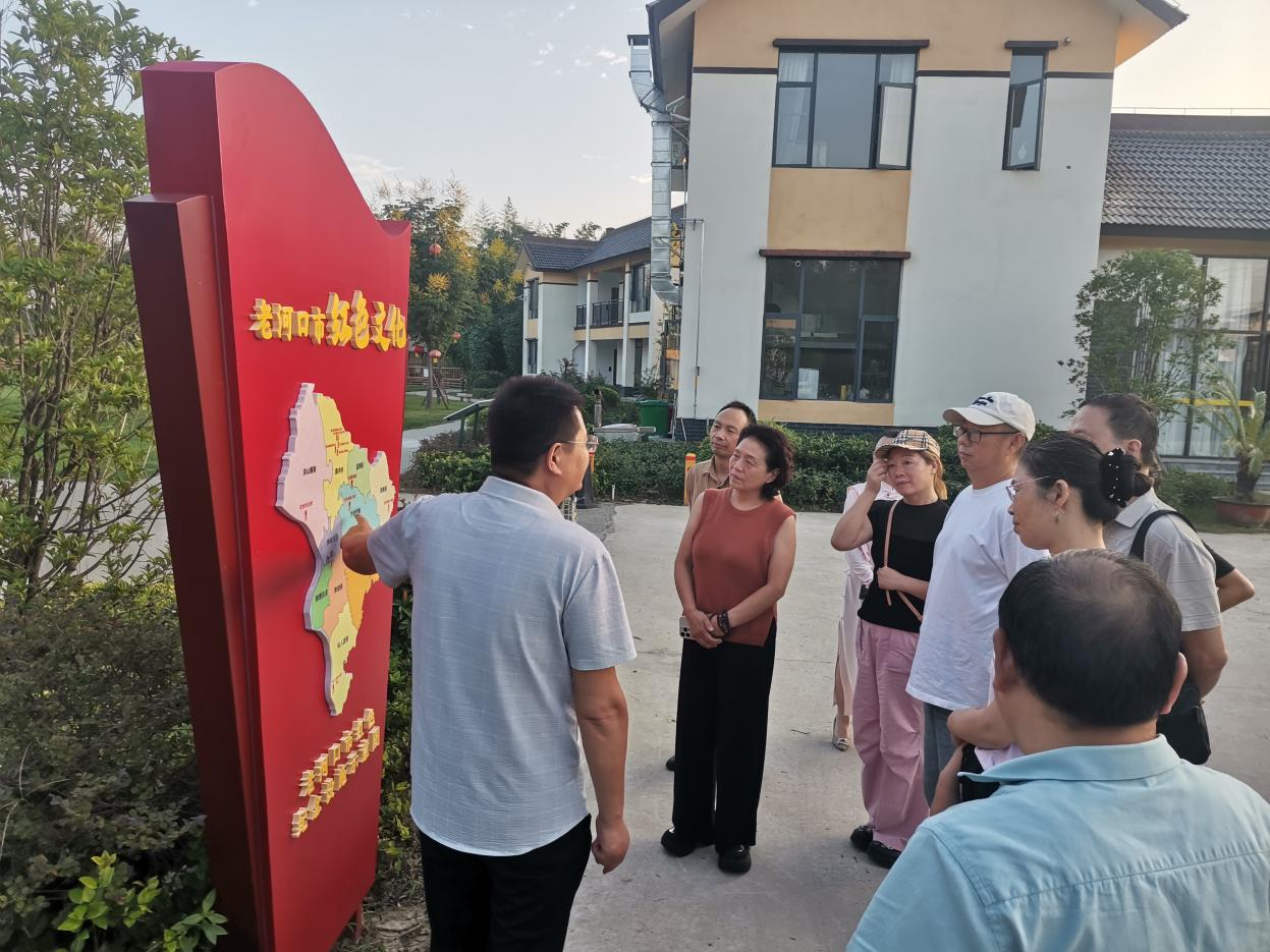 老河口市作协组织作家深入竹林雅居开展文学采风交流活动