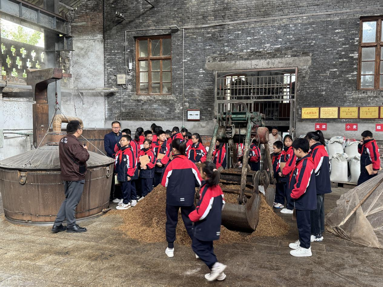 老河口市举办“一滴酒里的科学与非遗”公益课堂活动 老河口市举办“一滴酒里的科学与非遗”公益课堂活动