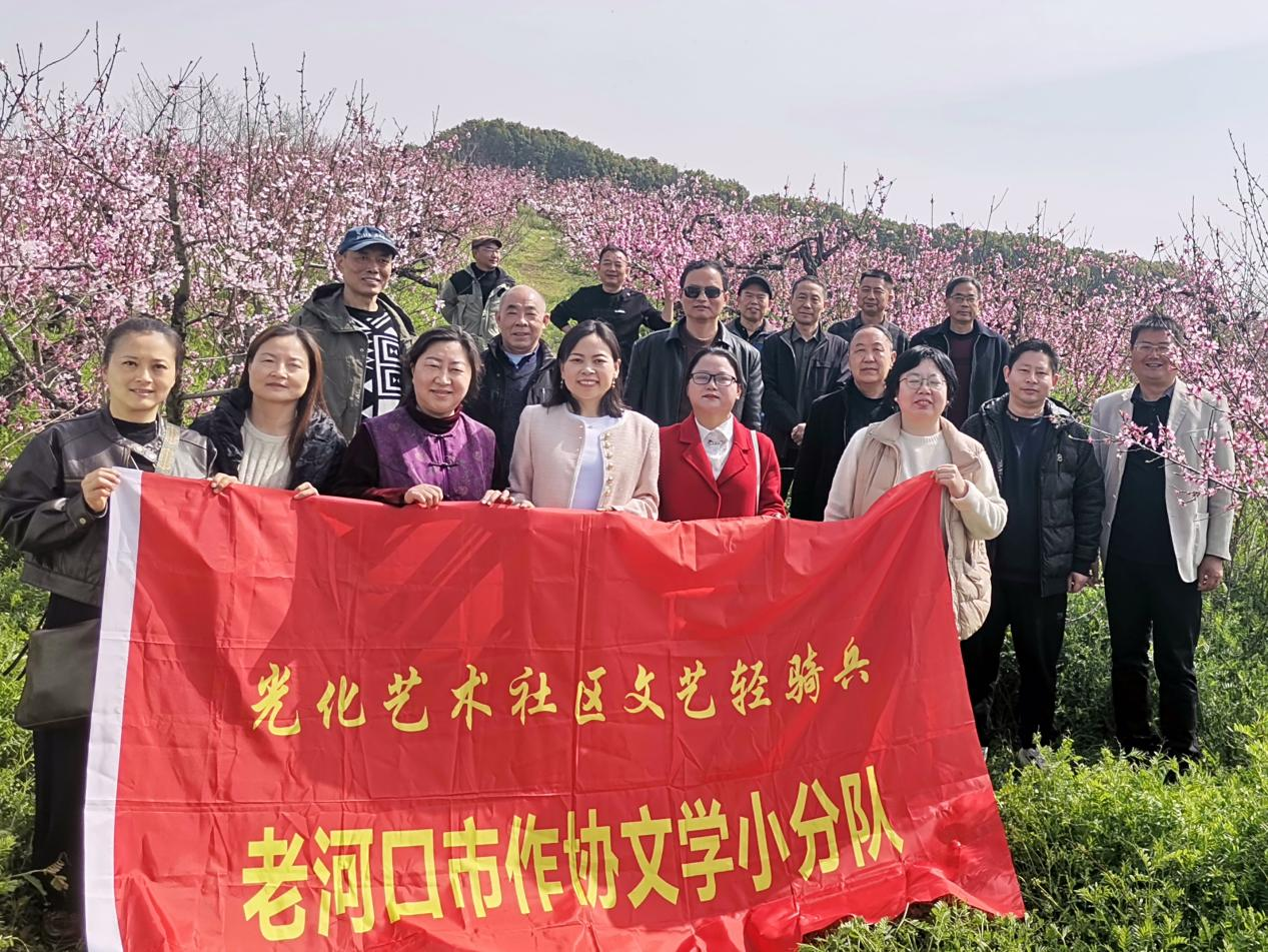 老河口市作协文艺轻骑兵走进洪山嘴镇、西关奇石村采风