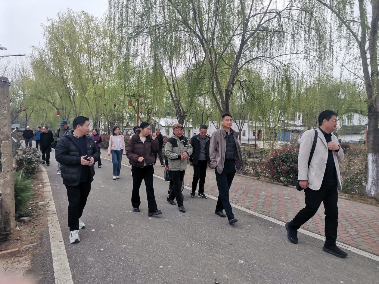 老河口市作协文艺轻骑兵走进洪山嘴镇、西关奇石村采风